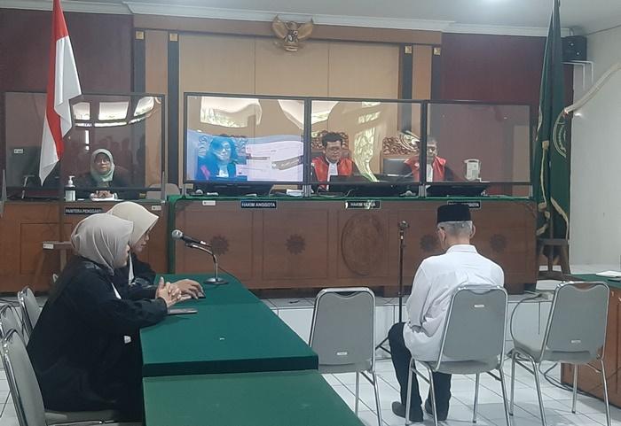 Krido-Suprayitno-saat-duduk-di-ruang-sidang-PN-Tipikor-Yogyakarta.jpg