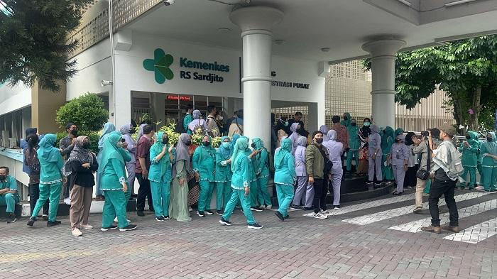 Kotarilgan qora sochli ayol bilan jinsiy aloqa