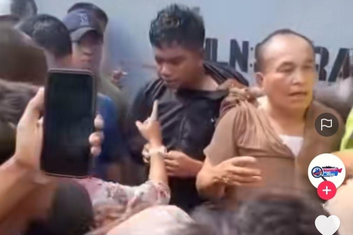 Kualat-Rampas-Mobil-Anggota-TNI-Hingga-Istri-Terseret-2-Debt-Collector-Babak-Belur-Diamuk-Massa.jpg