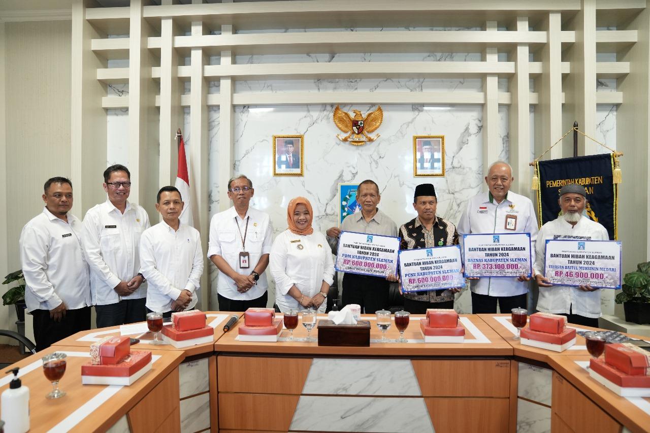 Kustini-Sri-Purnomo-saat-menyerahkan-bantuan-dana-hibah.jpg