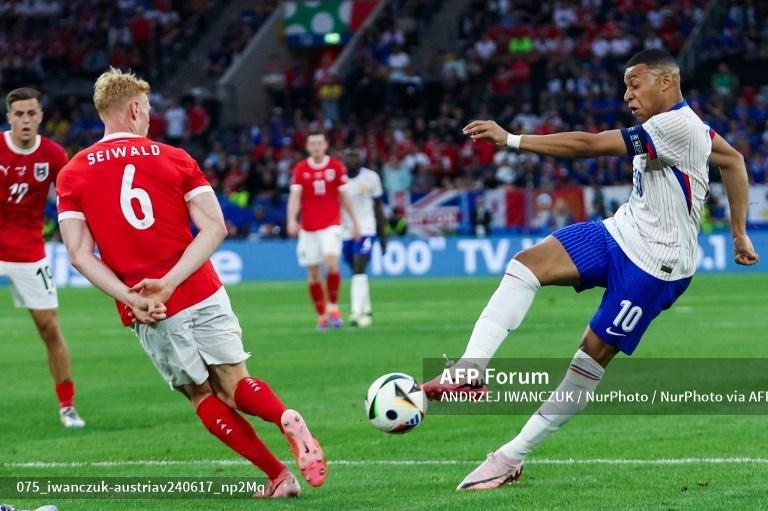 Kylian-Mbappe-vs-Nicolas-Seiwald-di-Euro-2024-Austria-vs-Prancis-di-Düsseldorf.jpg