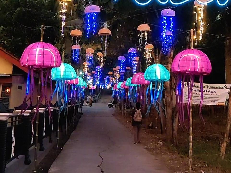 Lampion-ubur-ubur-turut-memeriahkan-suasana-Masjid-Al-Fatah.jpg