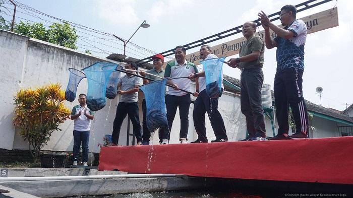 Lapas-Yogyakarta-Kini-Punya-15-Kolam-Ikan-Masing-masing-Berisi-1500-Ekor-Lele.jpg