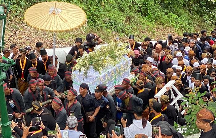 Lautan-Manusia-Iringi-Prosesi-Pemakaman-Raja-Kasunanan-Surakarta-PB-XIII.jpg
