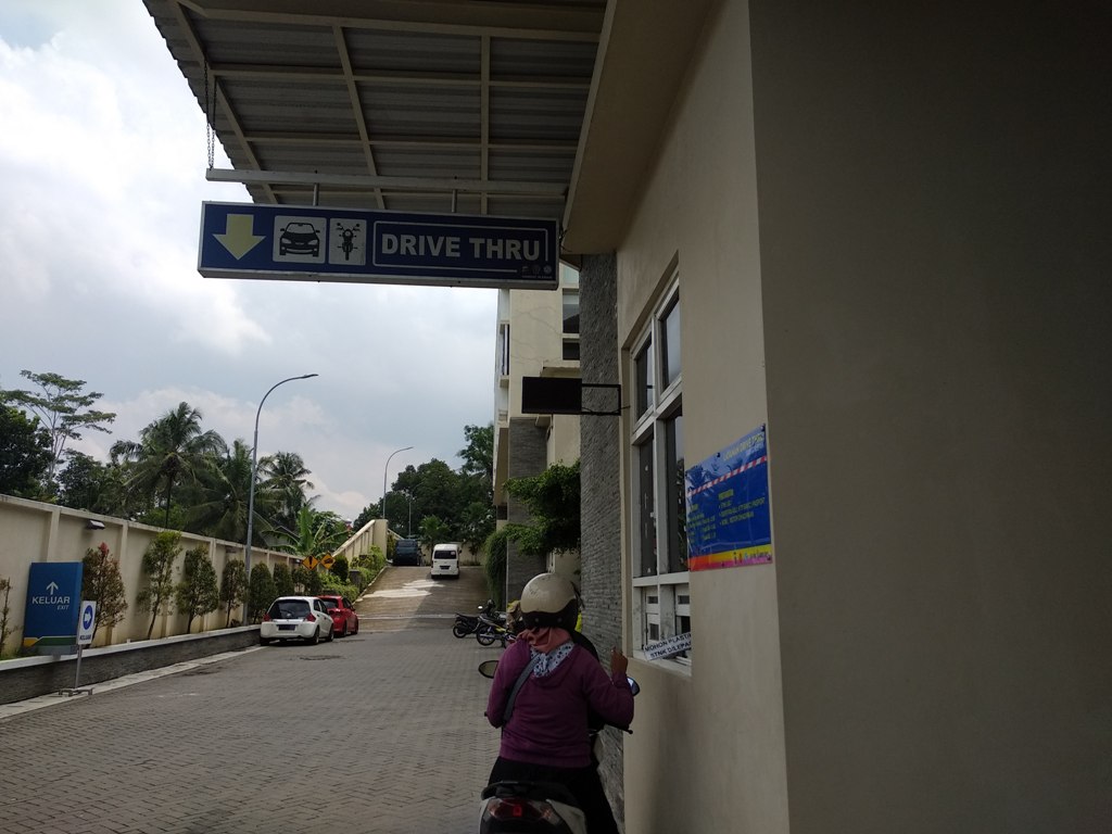 Layanan-drive-thru-di-Samsat-Sleman-Kamis-17032022.jpg