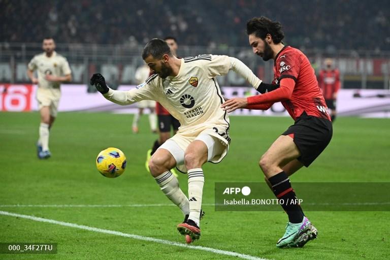 Leonardo-Spinazzola-vs-Yacine-Adli-di-Liga-Italia-Serie-A-antara-AC-Milan-vs-Roma-di-San-Siro.jpg