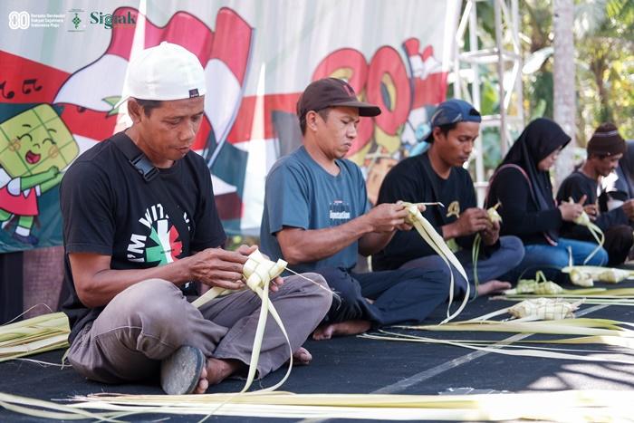 Warga Kopat Kulon Progo Gelar Lomba Membuat Penjor, Meriahkan Momen HUT ke-80 RI