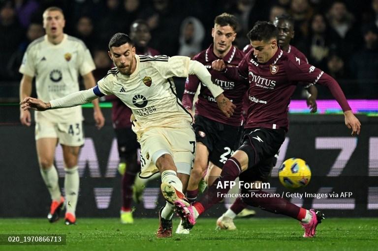 Lorenzo-Pellegrini-vs-Niccolò-Pierozzi-di-Liga-Italia-Serie-A-Salernitana-vs-Roma.jpg