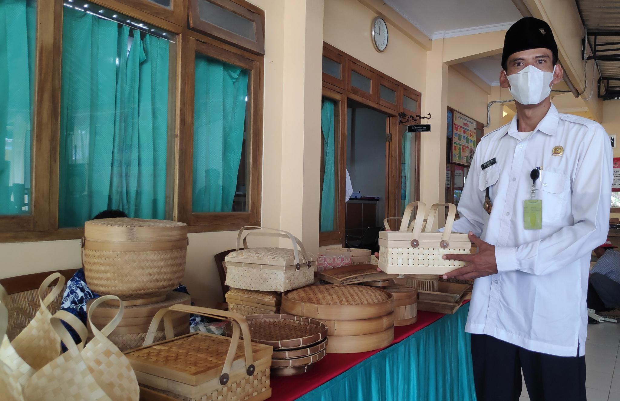 Lurah-Muntuk-menunjukkan-hasil-kerajinan-bambu-yang-dibuat.jpg