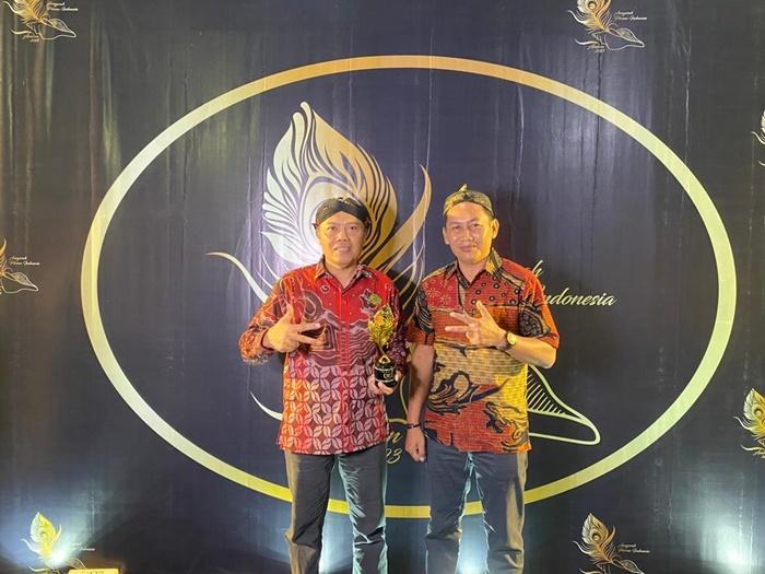 Lurik-Klaten-mendapaykan-Juara-1-Kategori-Cinderamata-dalam-API-Award.jpg