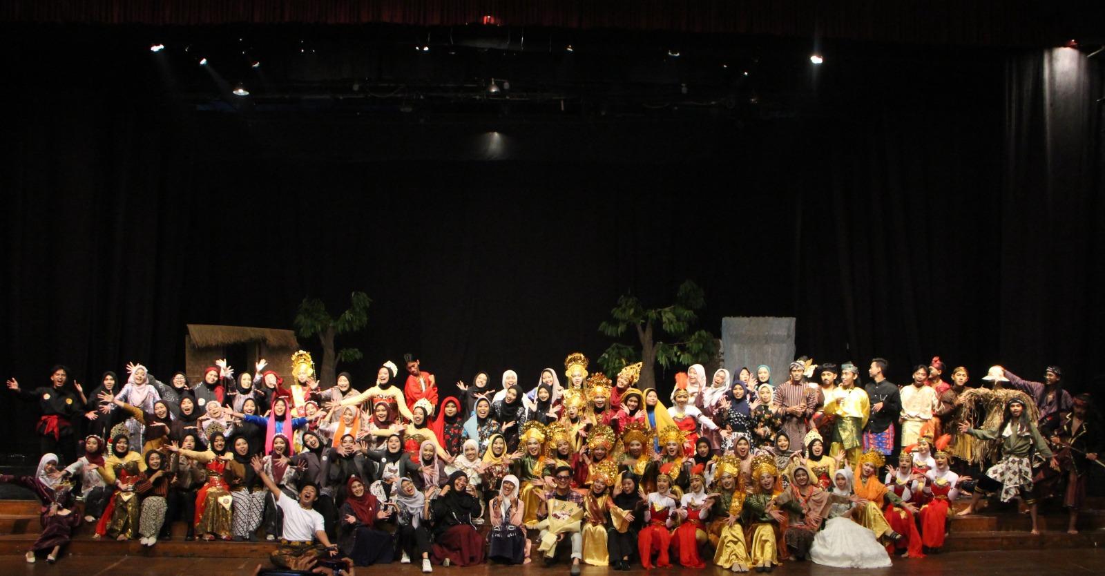 Mahasiswa-PGMI-UIN-Sunan-Kalijaga-berfoto-bersama-seusai-pentas-Kreasvatya-2026-di-TBY-Rabu.jpg