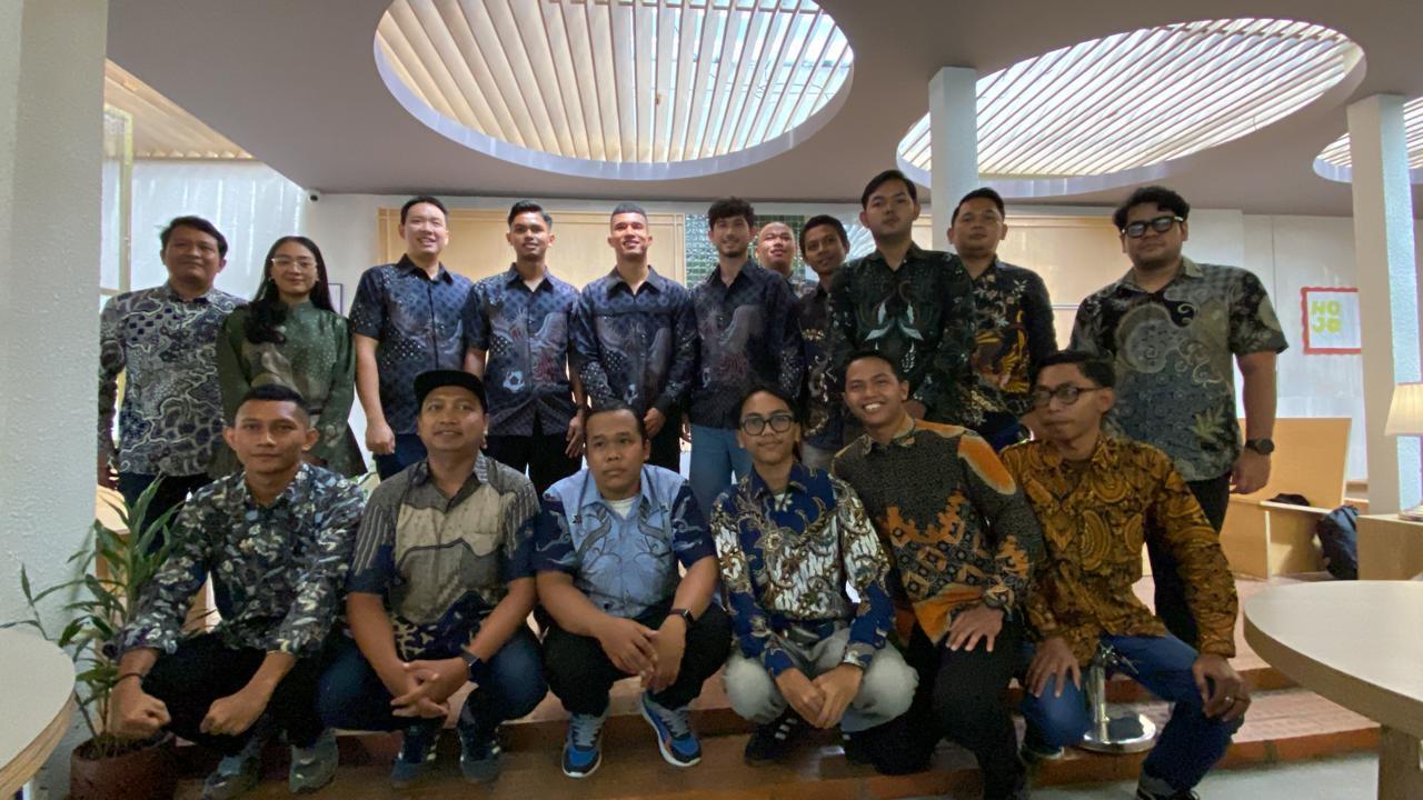 Manajemen-Rianty-Batik-berfoto-bersama-penggawa-PSS-Sleman-usai-acara-Meet-Greet.jpg