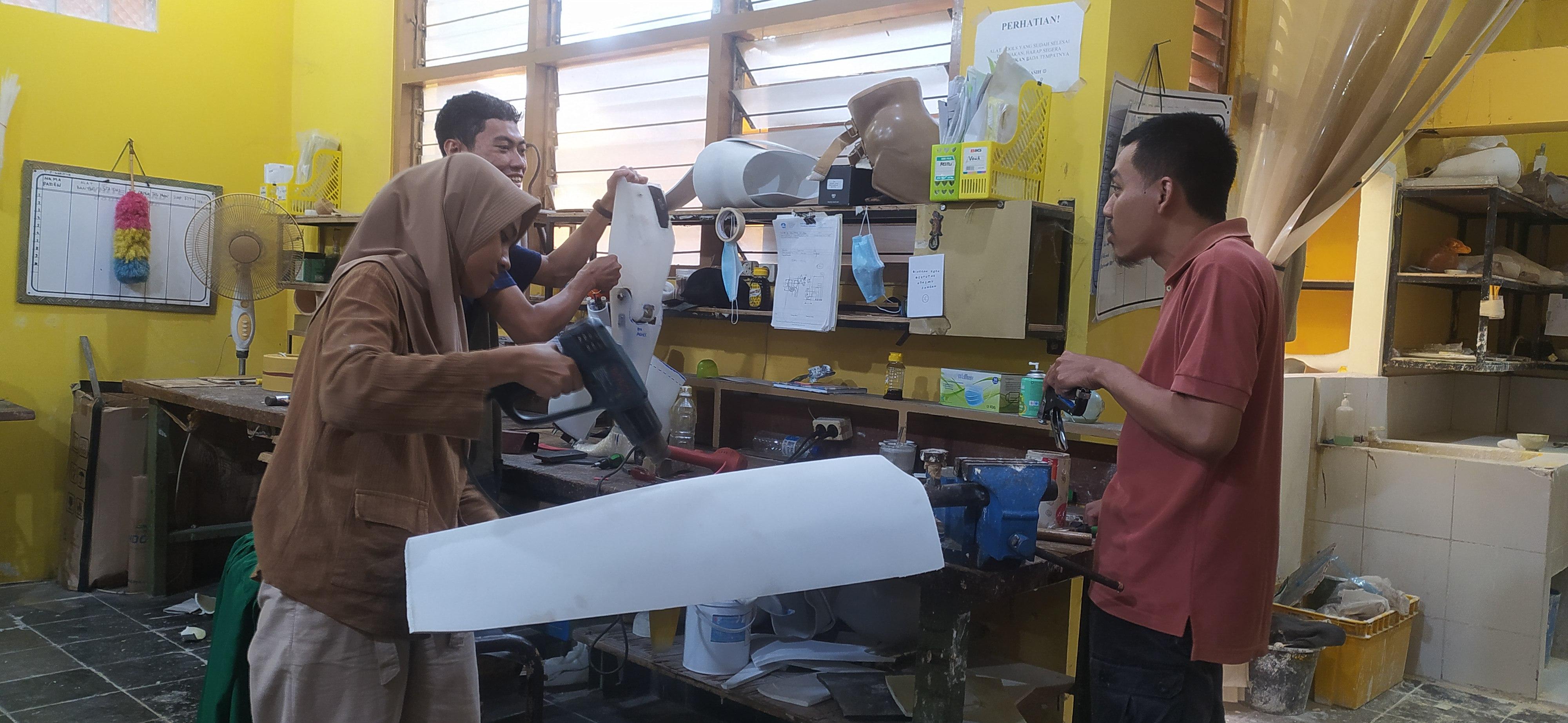 Melihat-dari-Dekat-Bengkel-Perajin-Tangan-Kaki-Palsu-bagi-Disabilitas.jpg