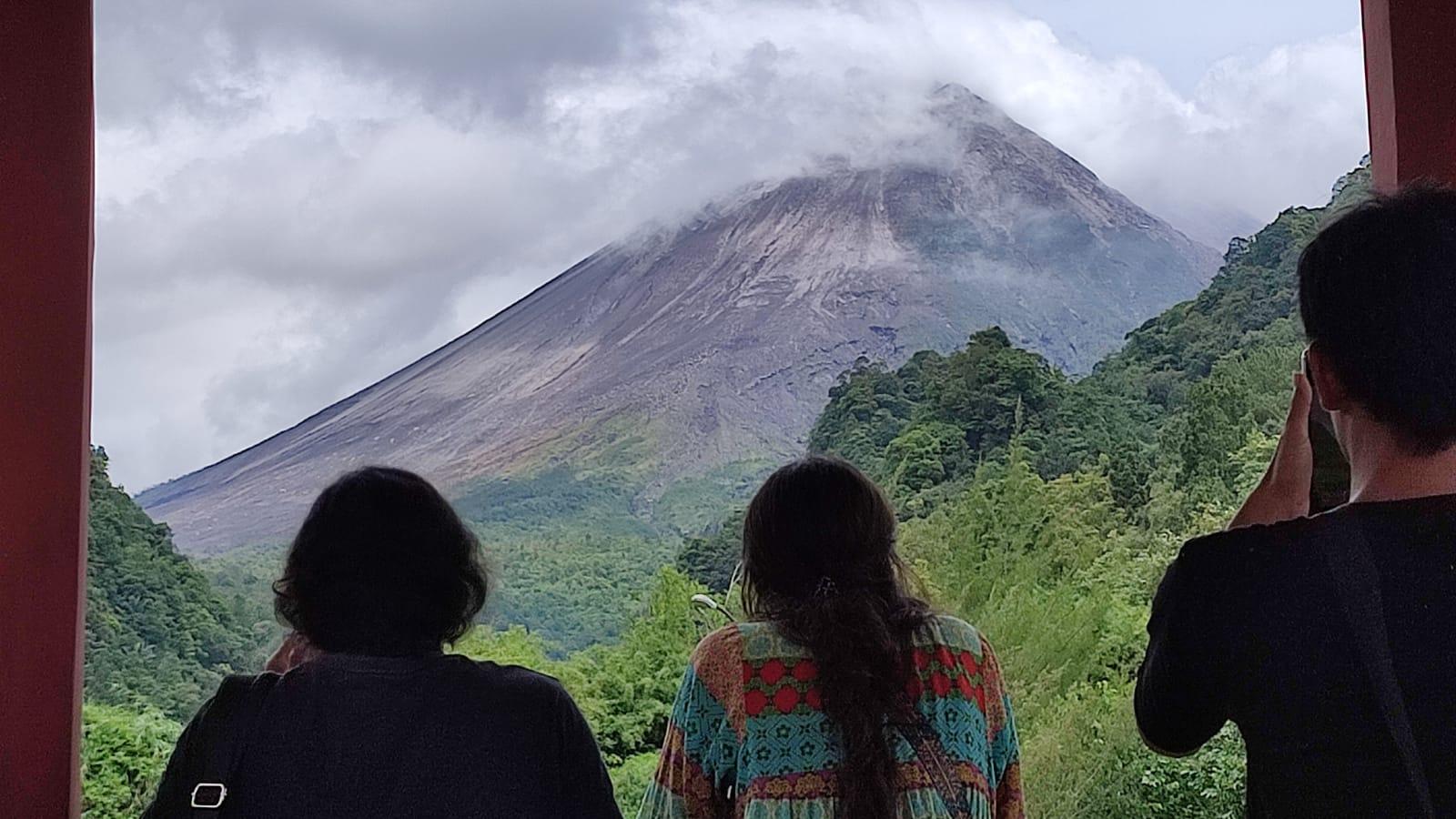 Merapi-Semburkan-Awan-Panas-Lagi-Jarak-Luncur-18-Kilometer-Arah-Barat-Daya.jpg