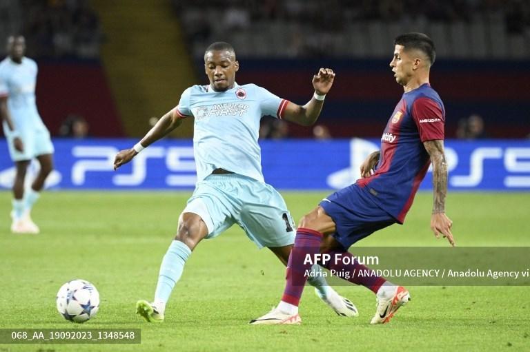 Michel-Ange-Balikwisha-vs-Joao-Cancelo-di-Liga-Champions-Barcelona-vs-Royal-Antwerp.jpg