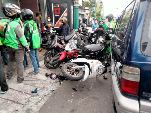 Mobil-Tabrak-9-Motor-4.jpg