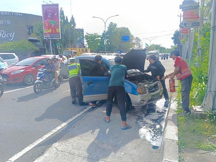 Mobil-terbakar-di-Simpang-empat-Condongcatur-Sleman-712026.jpg