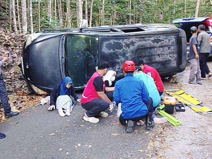 Mobil Terguling Usai Tabrak Tebing di Pengasih Kulon Progo Akibat Pengendara Hilang Kendali