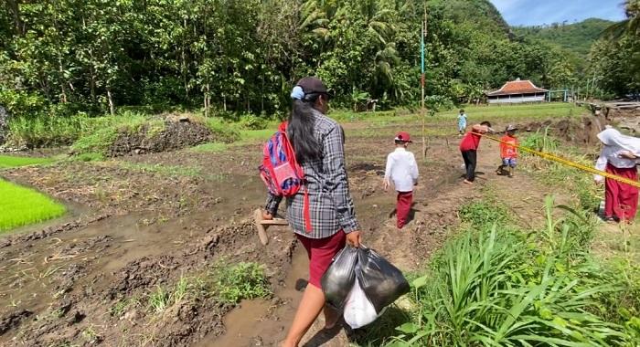Momen-Siswa-SD-Kedungmiri-Sekolah-Lewat-Jalan-Setapak-Akibat-Longsor-di-Imogiri.jpg