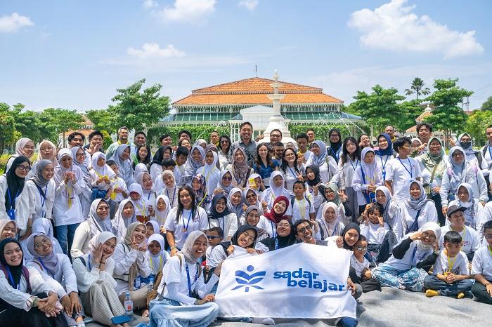 Momen Yashinta Sekarwangi Ajak Difabel Netra Akses KRL dan Pura Mangkunegaran