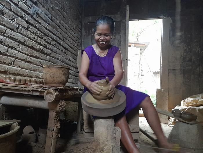 Ngadinem-67-pembuat-kendi-di-Padukuhan-Ngampon.jpg