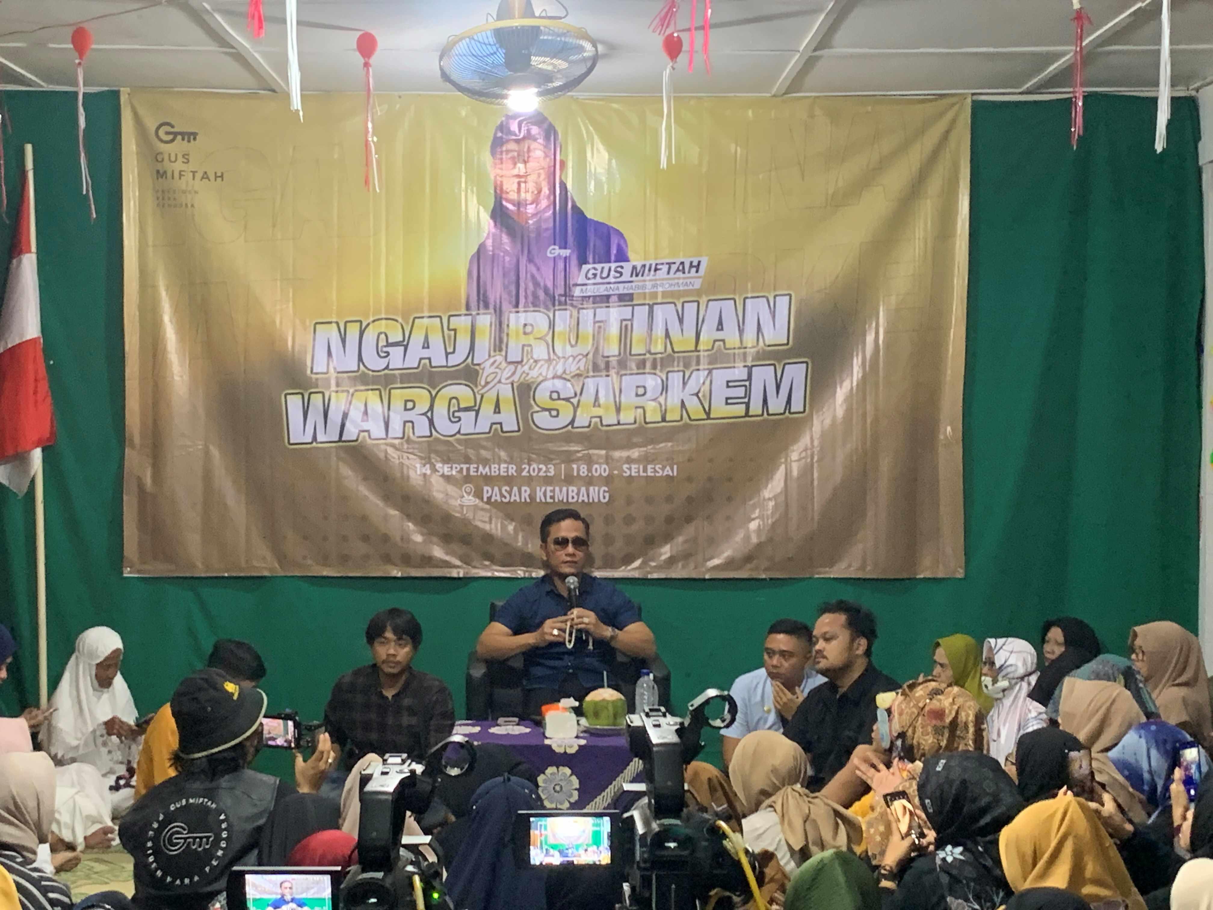 Ngaji-Rutinan-bersama-Warga-Sarkem-yang-diinisiasi-Gus.jpg