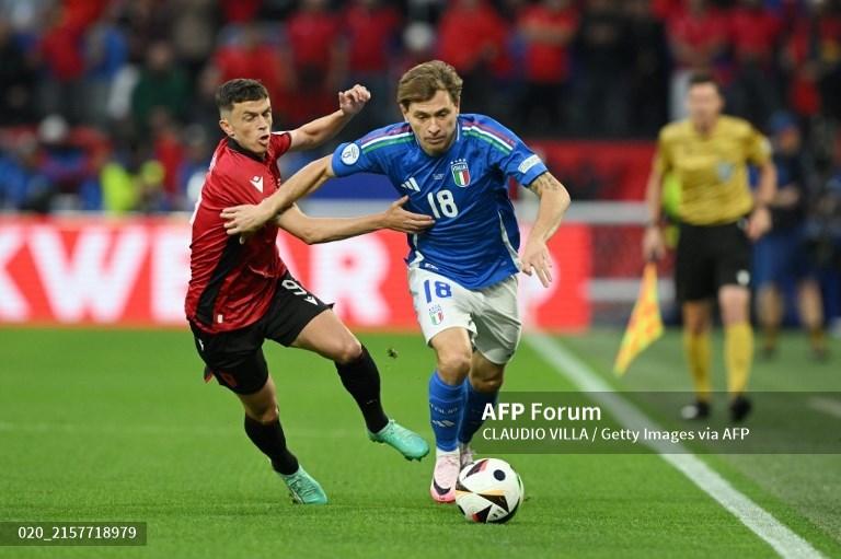 Nicolo-Barella-vs-Jasir-Asani-di-EURO-2024-antara-Italia-vs-Albania-di-Stadion-Dortmund-Jerman.jpg