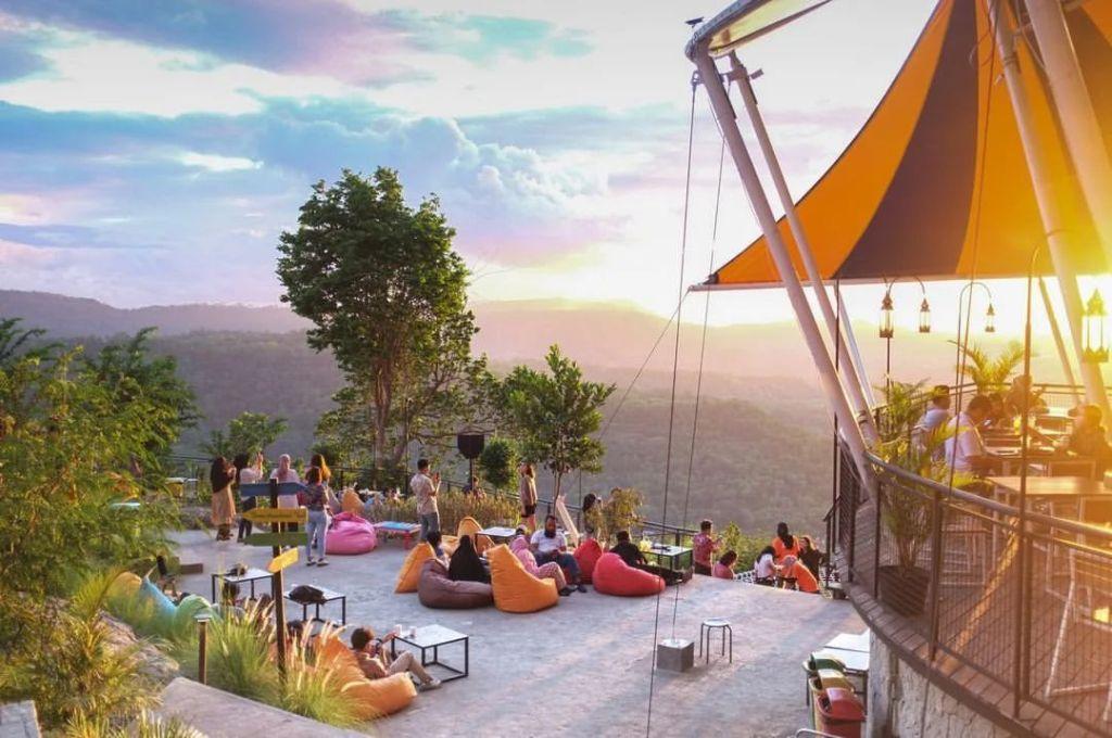 Obelix-Hills-Spot-Favorit-Menikmati-Sunset-di-Yogyakarta.jpg