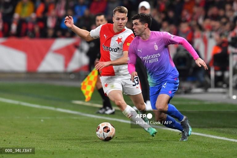 Ondrej-Zmrzly-vs-Christian-Pulisic-di-Liga-Europa-antara-Slavia-Praha-vs-AC-Milan.jpg
