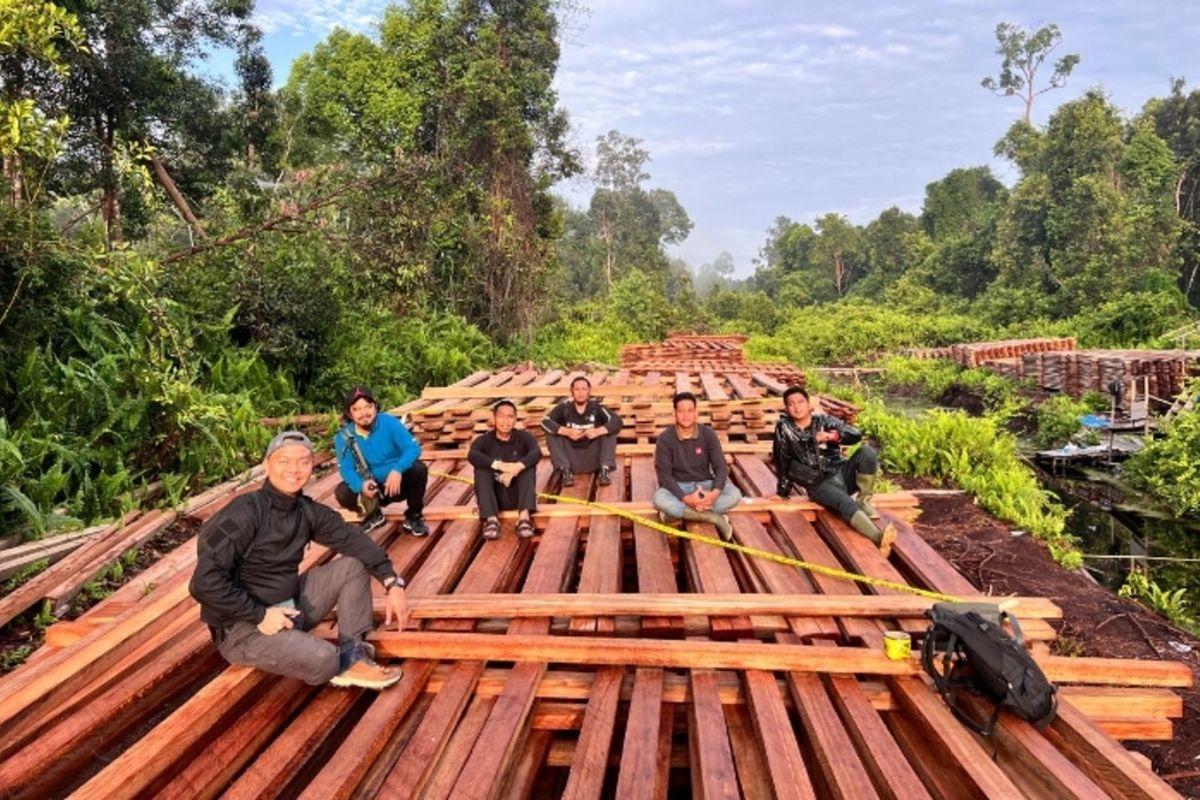 Operasi-Berhari-hari-di-Hutan-Liar-Polisi-Bongkar-Tumpukan-Kayu-Illegal-Logging.jpg