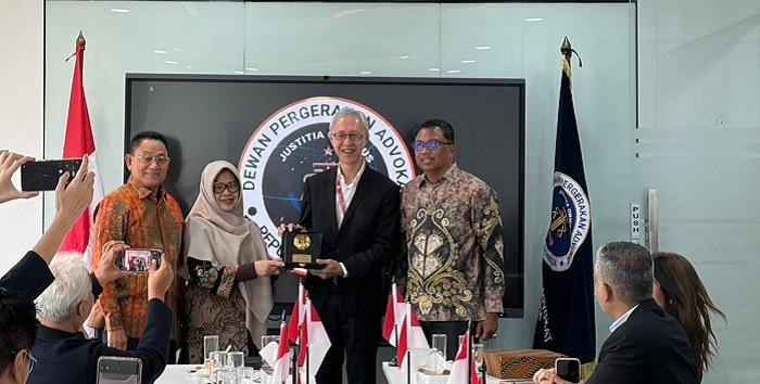 Organisasi-Advokat-Singapura-Audiensi-dan-Kerja-Sama-dengan-DePA-RI-Luthfi-Yazid-Sebuah-Kehormatan.jpg