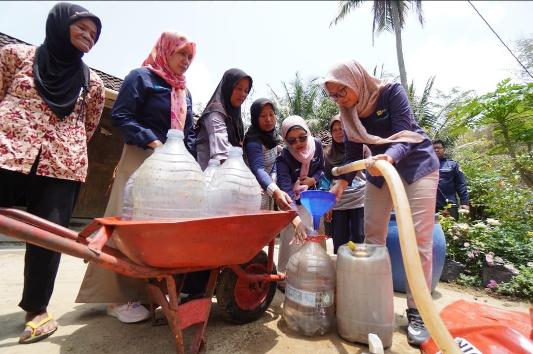 PLN-Yogyakarta-Salurkan-Bantuan-Tangki-Air-Bersih-ke-Warga-Terdampak-Kekeringan.jpg