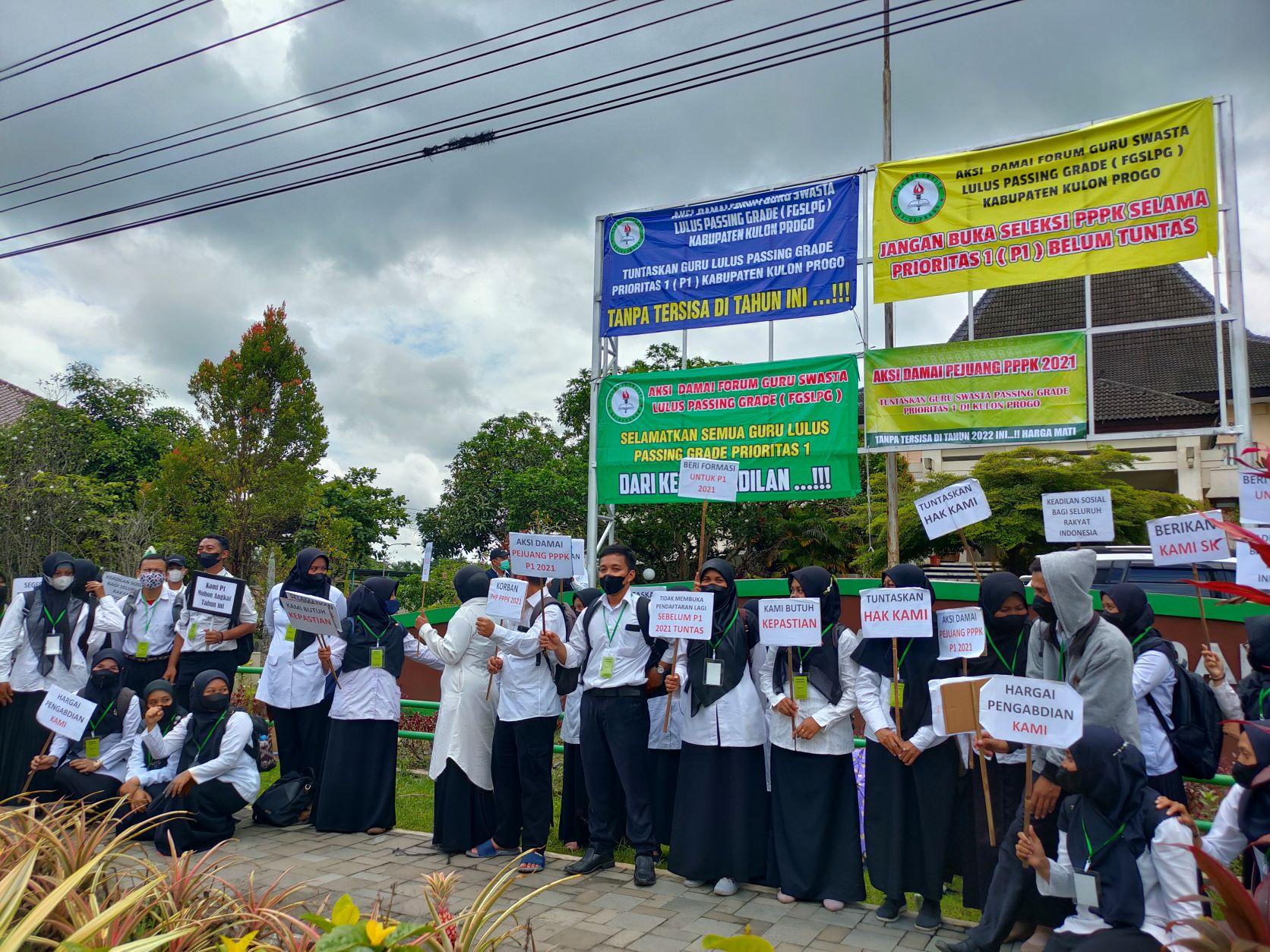 Ratusan Guru Swasta yang Dinyatakan Lulus Passing Grade Mengadu ke DPRD Kulon Progo