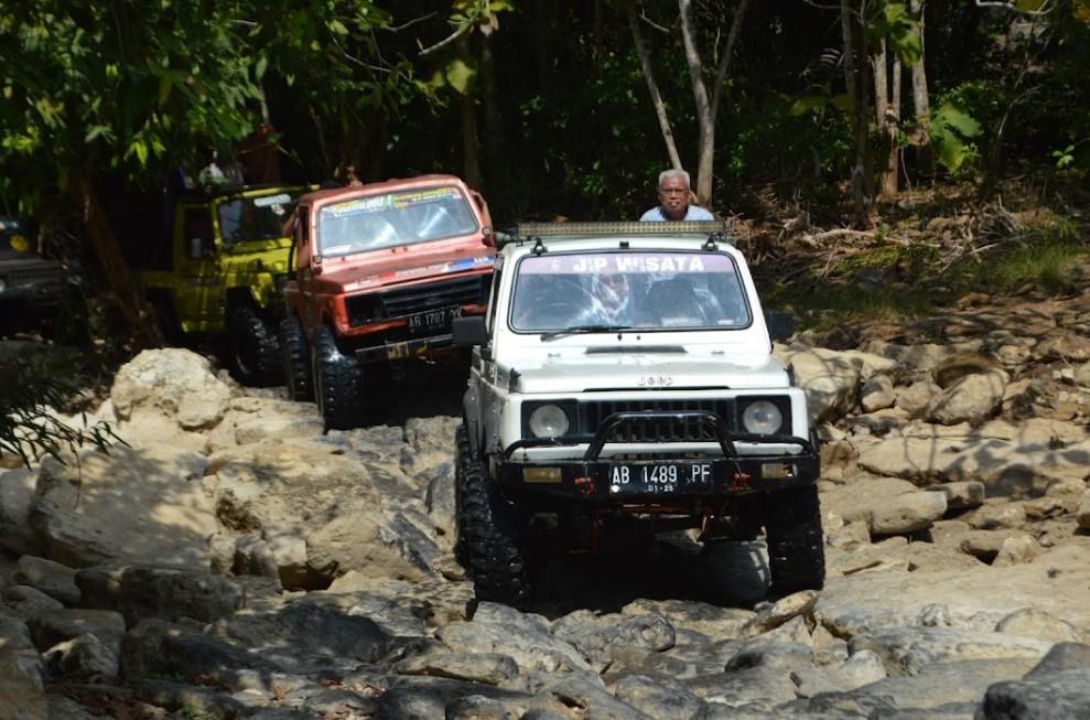 Pacu-Adrenalin-SerunyaNaik-Jip-Jelajahi-Jalur-Ekstrem-Gua-Pindul-Sungai-Oyo-di-Gunungkidul.jpg