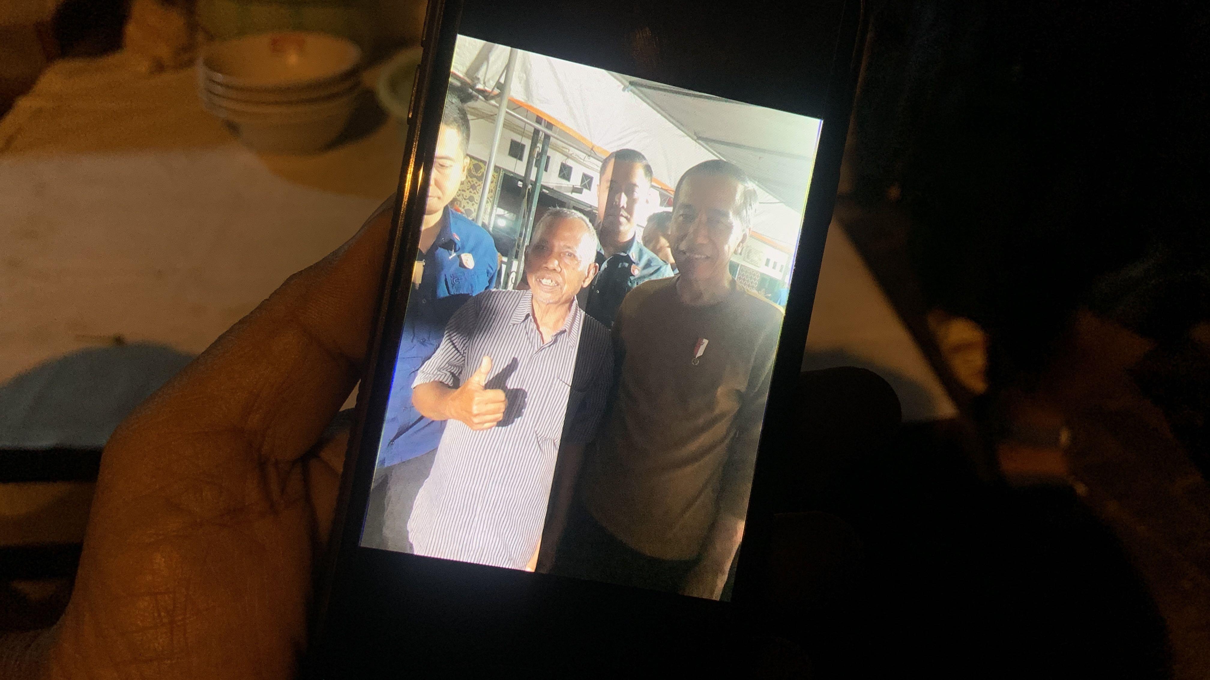 Pak-Pele-diperbolehkan-untuk-foto-bersama-dengan-Presiden.jpg