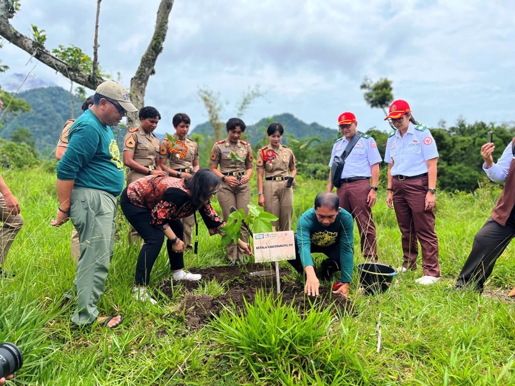Momen Purna Paskibraka DPPI Menanam Aneka Pohon untuk Ngrumat Bumi