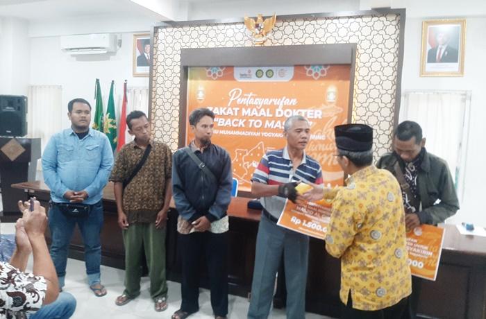 Para-dokter-RS-PKU-Muhammadiyah-Kota-Yogyakarta-menyalurkan-zakat.jpg