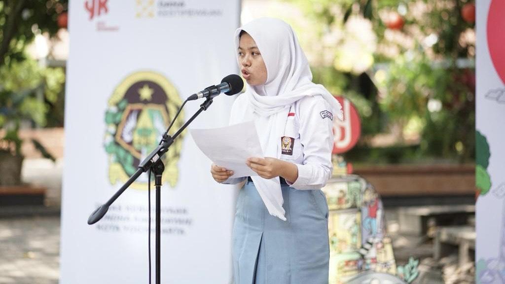 Para-peserta-Festival-Sastra-Yogya-2023-menjukkan.jpg