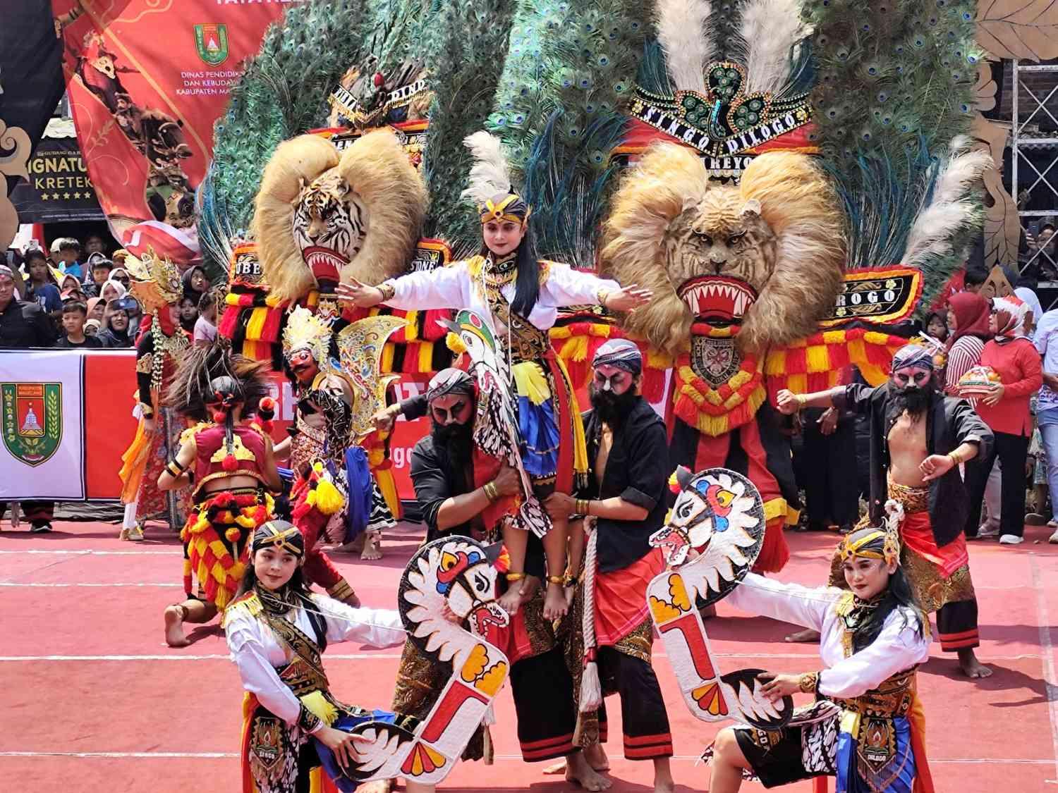 Parade-Gebyar-Seni-Budaya-dalam-rangka-HUT-ke-80-Republik-Indonesia-Kota-Mungkid.jpg
