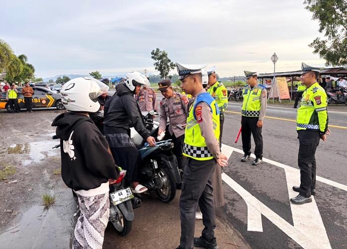 Patroli-polisi-di-Jembatan-Kabanaran-Galur.jpg