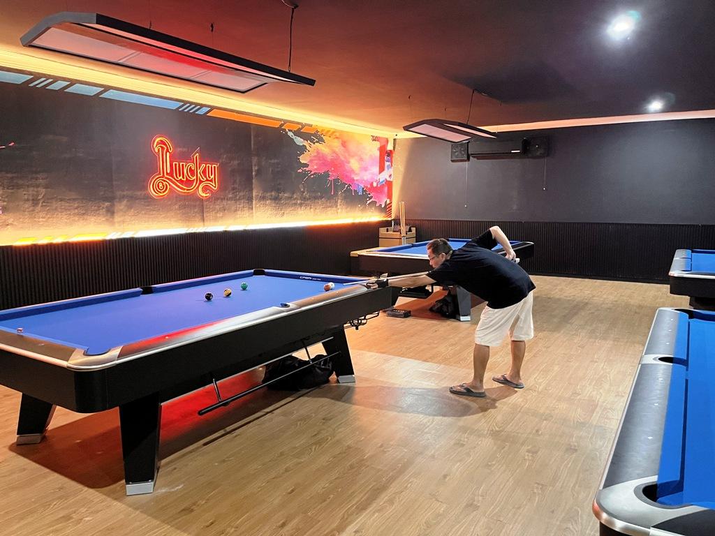 Pecinta-olahraga-billiard-sedang-membidik-bola-saat-sesi-latihan-di-Lucky-Billiard-2852026.jpg