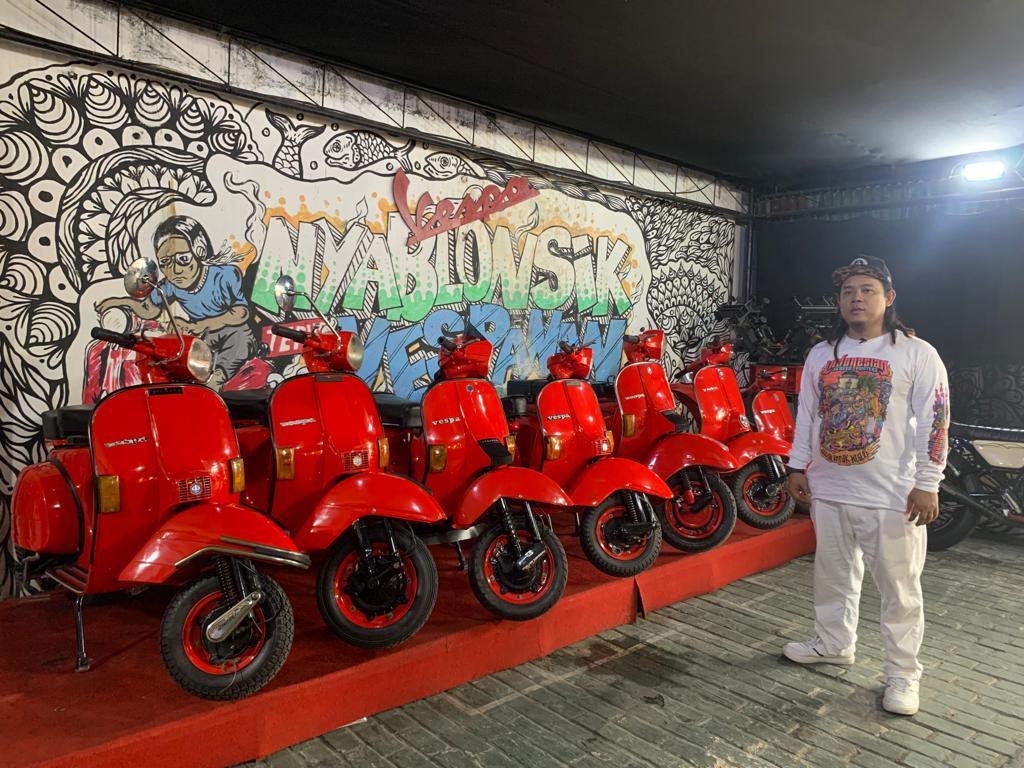 Pehobi-Vespa-di-Yogyakarta-Koleksi-13-Vespa-Klasik-Warnanya-Seragam.jpg