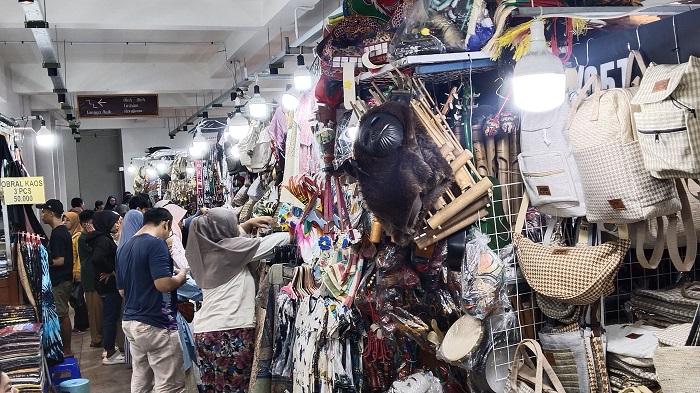 Pelancong-Buru-Aneka-Souvenir-hingga-Daster-Batik-di-Teras-Malioboro-Penjualan-Meningkat.jpg