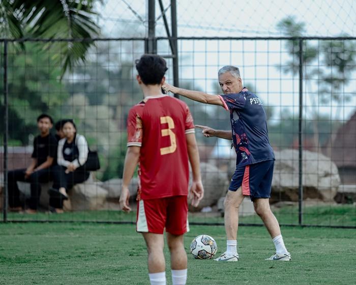 Pelatih PSS Sleman Marian Mihail Ingin Penggawa Super Elja Bisa Pahami Perubahan Taktikal