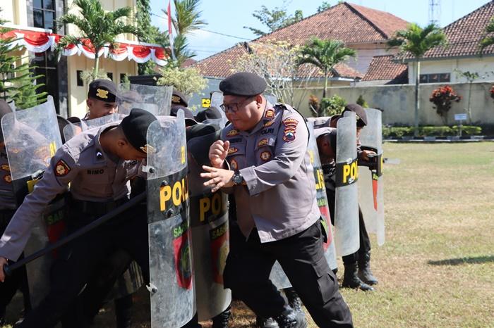 Pelatihan-Dalmas-gunakan-tameng-untuk-menghalau-massa.jpg