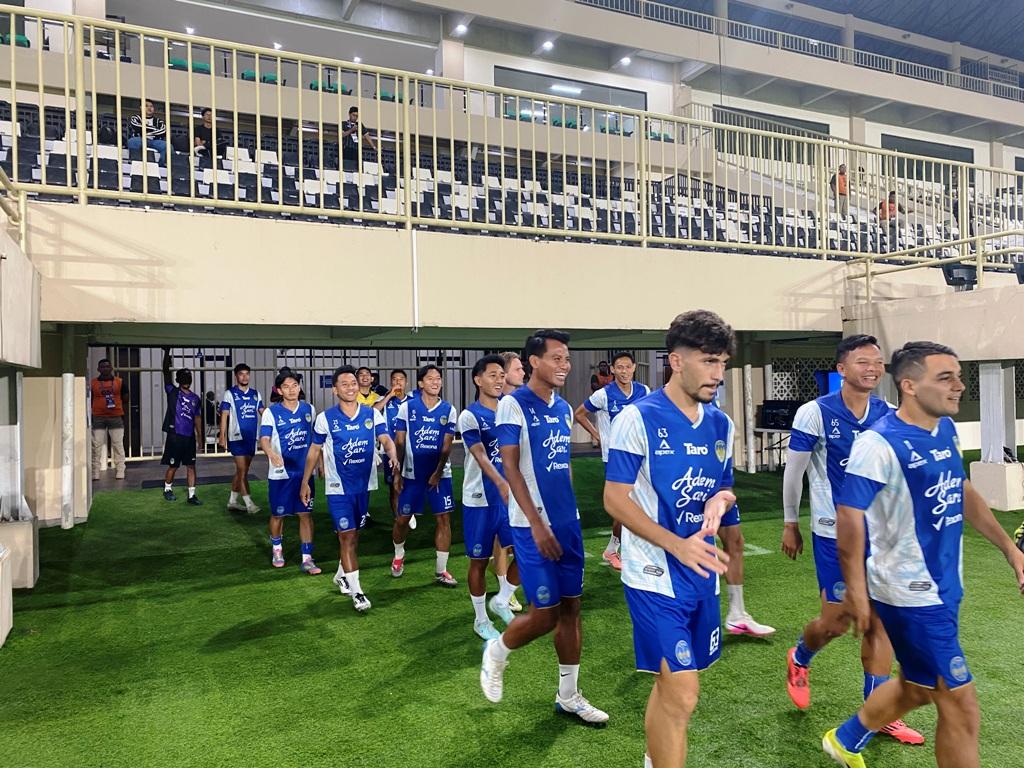 Pemain-PSIM-Yogyakarta-dan-PSBS-Biak-pemanasan-di-Stadion-Maguwoharjo-Sleman-Jumat-2722026.jpg