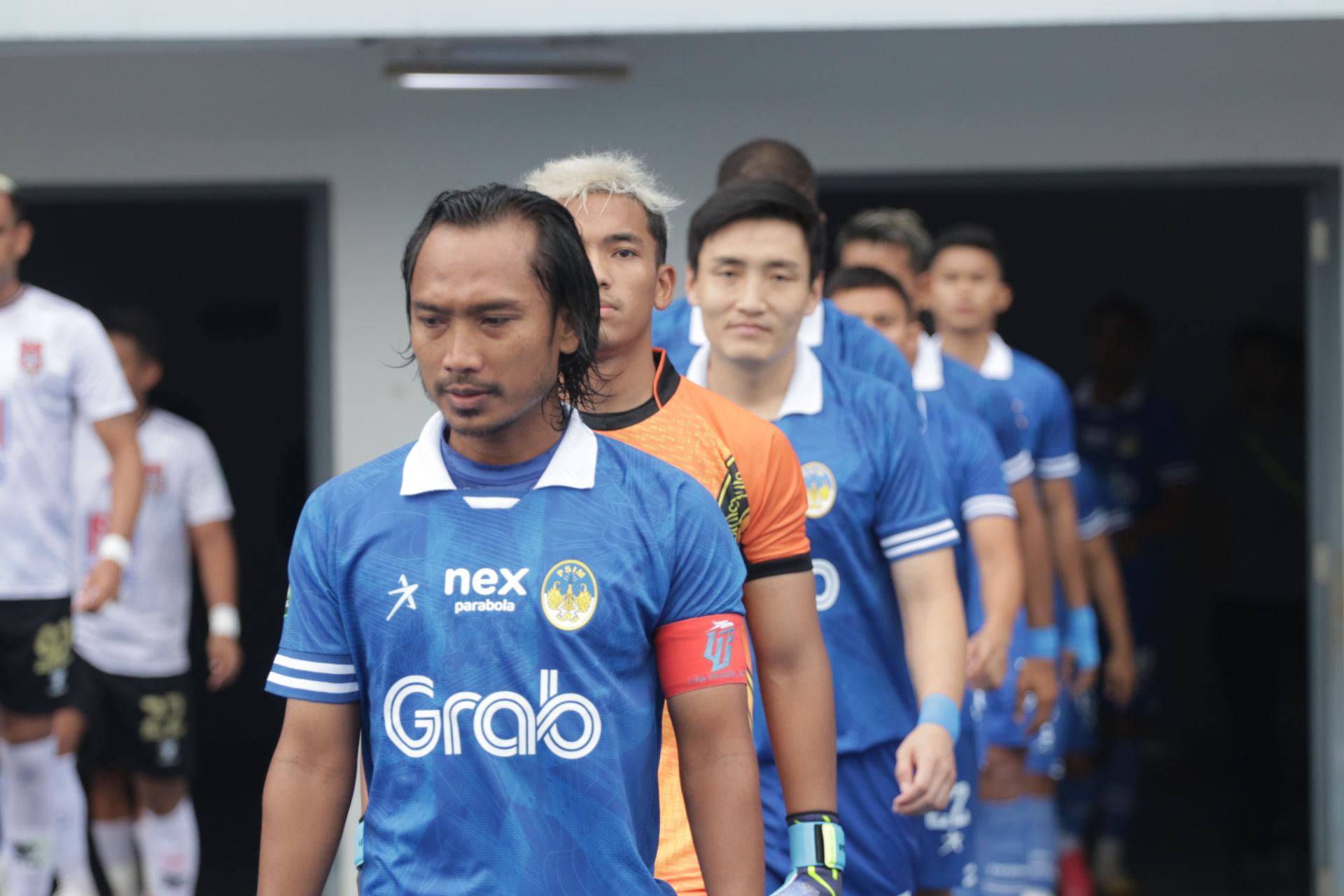Pemain-PSIM-Yogyakarta-saat-memasuki.jpg