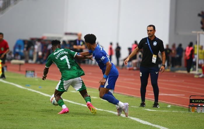 Pemain-PSS-Sleman-Elvis-Kamsoba-berduel-dengan-pemain-PSIS-Semarang.jpg