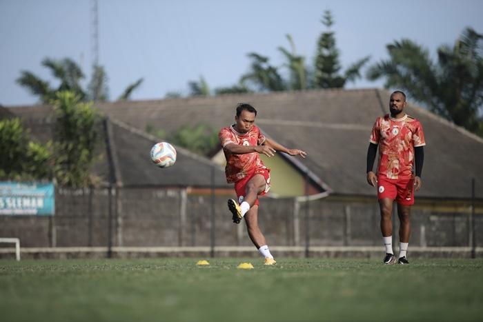 Pemain-PSS-Sleman-Nurdiansyah-jalani-latian.jpg