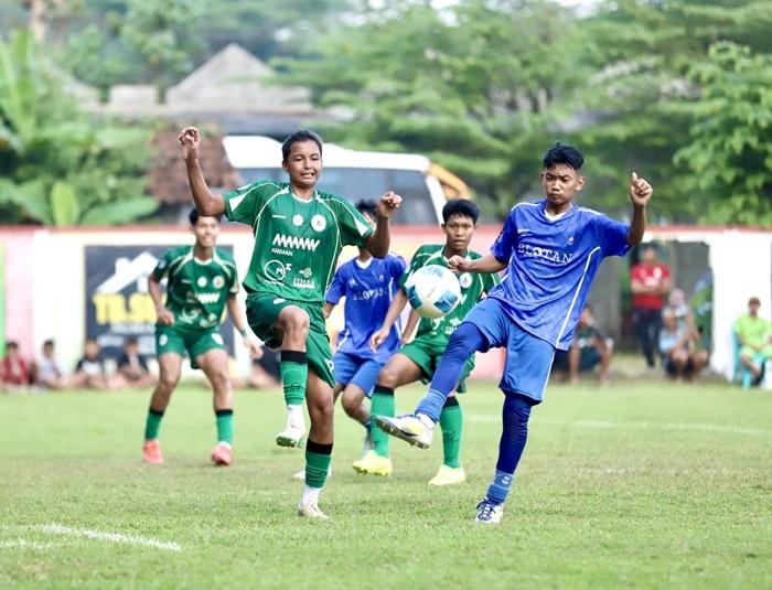 Pemain-PSS-Sleman-U-15-saat-berduel-dengan-pemain-UAD-FC.jpg